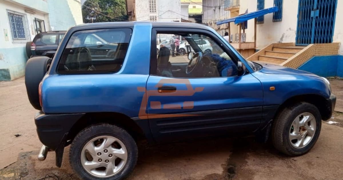 1997 Toyota RAV4 à Douala — photo 3/5