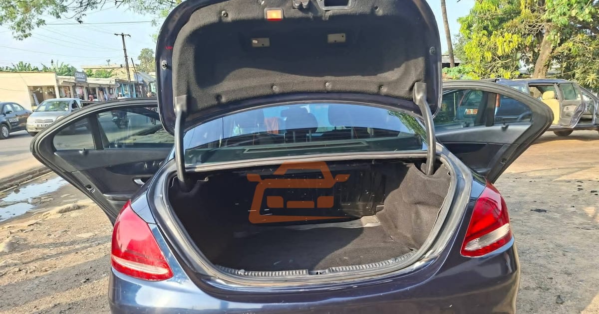 2014 Mercedes-Benz C-Class à Douala — photo 6/9