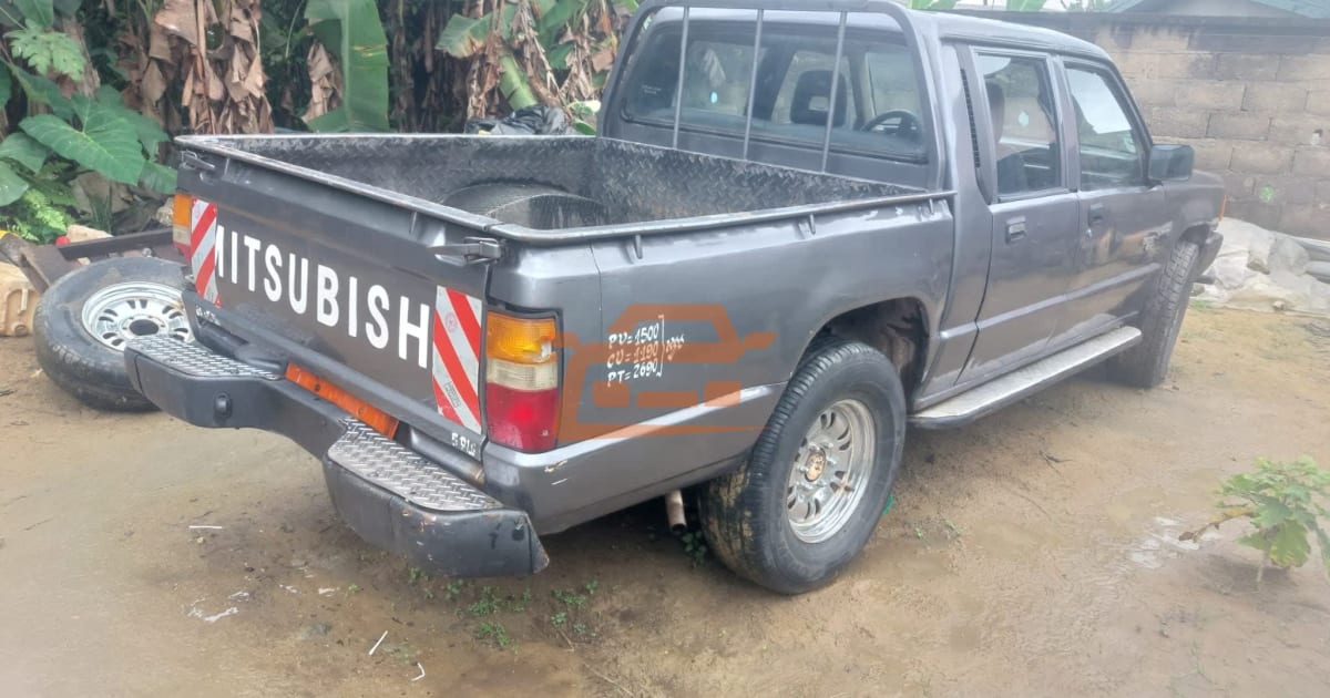 1990 Mitsubishi L200 à Douala — photo 3/4