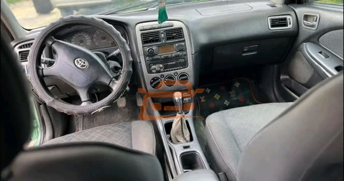 1999 Toyota Avensis à Douala — photo 3/5