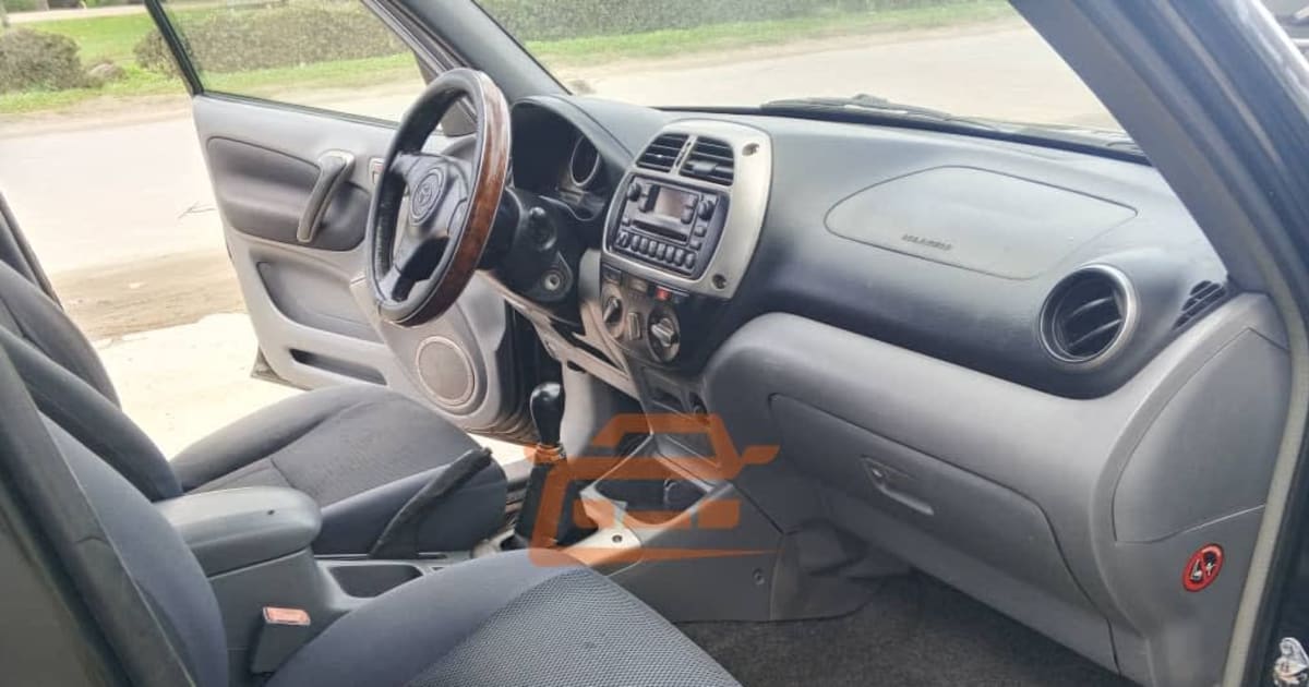 2003 Toyota RAV4 à Douala — photo 3/5