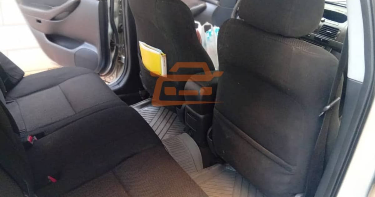 2004 Toyota Avensis à Douala — photo 4/9