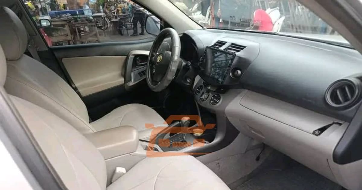 2008 Toyota RAV4 à Douala — photo 6/8