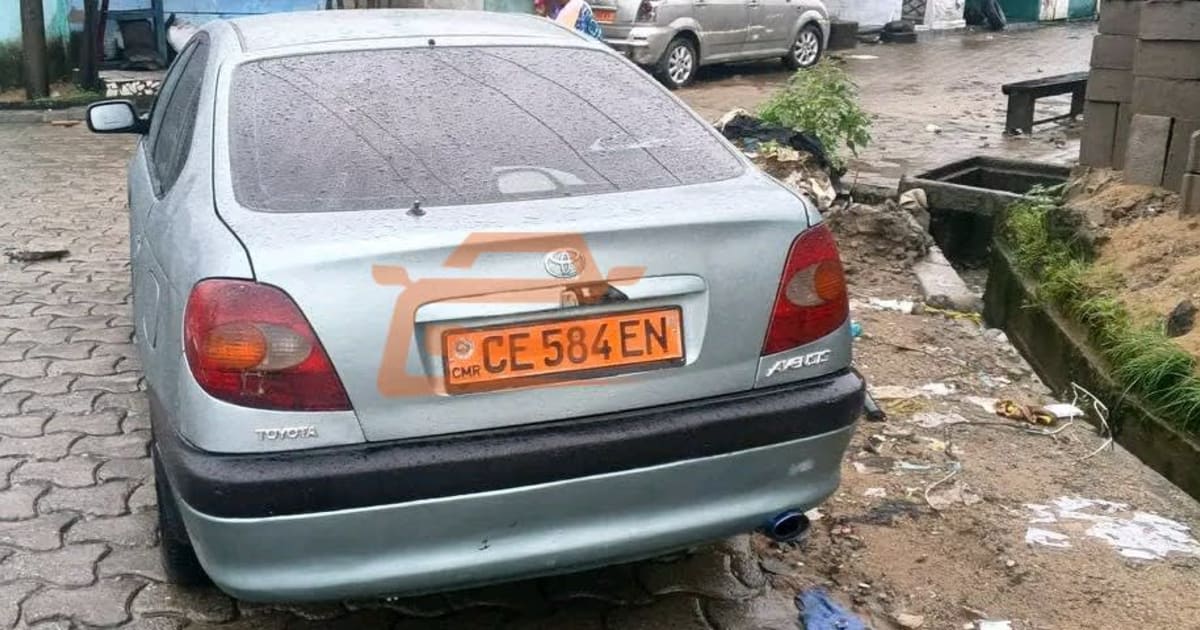 1998 Toyota Avensis à Douala — photo 2/5