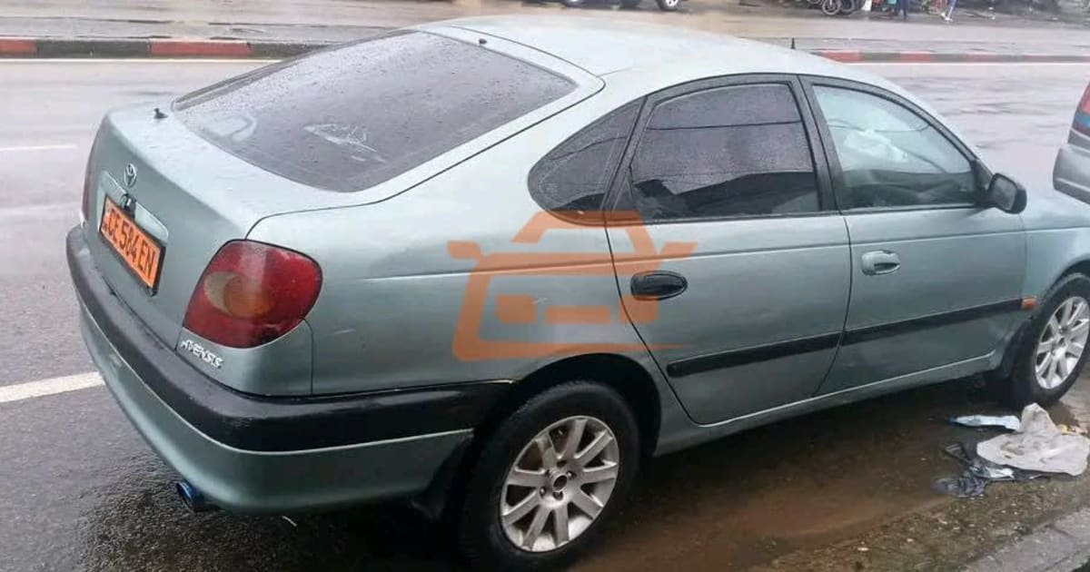 1998 Toyota Avensis à Douala — photo 4/5