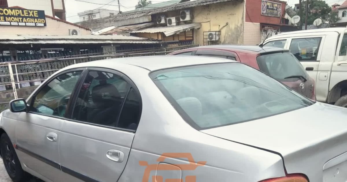 2000 Toyota Avensis à Douala — photo 4/8
