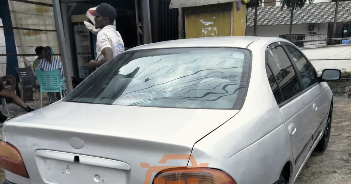 2000 Toyota Avensis à Douala — photo 7/8