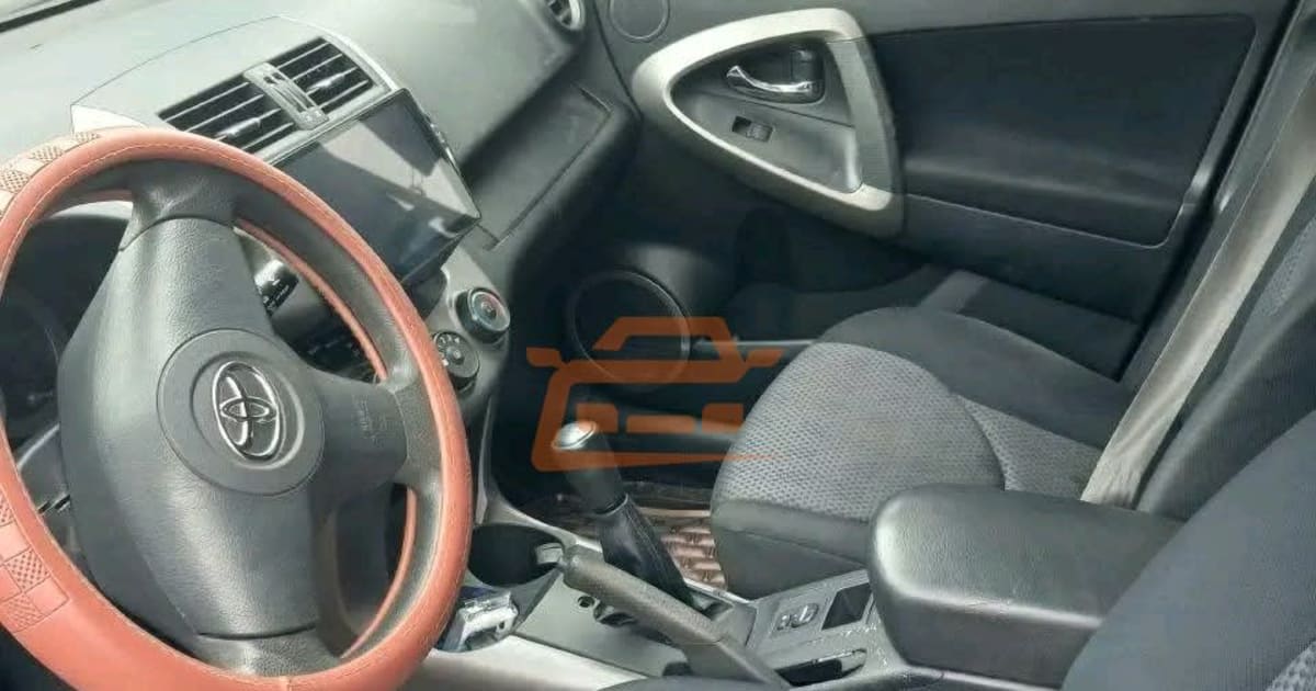 2008 Toyota RAV4 à Douala — photo 2/4