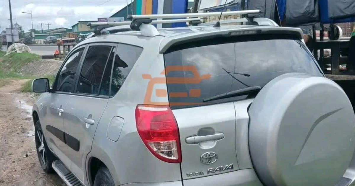 2008 Toyota RAV4 à Douala — photo 4/4