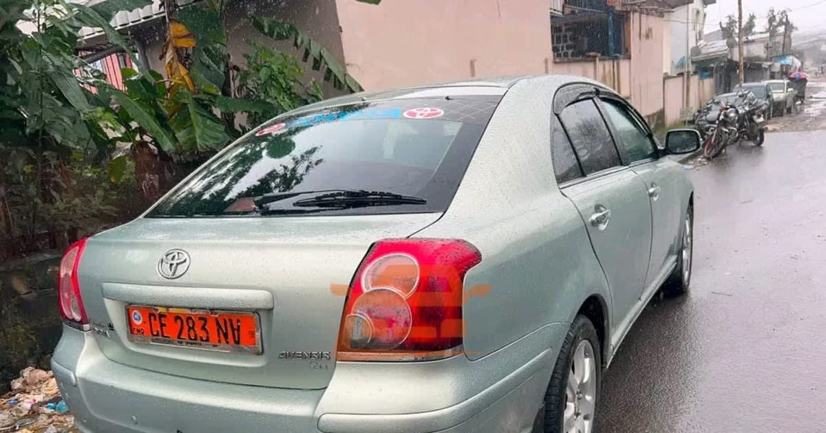 2005 Toyota Avensis à Douala — photo 6/7