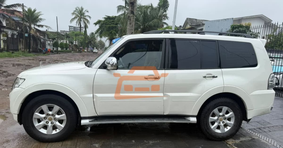 2015 Mitsubishi Pajero à Douala — photo 2/4