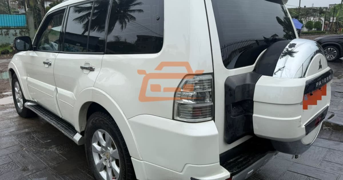 2015 Mitsubishi Pajero à Douala — photo 3/4