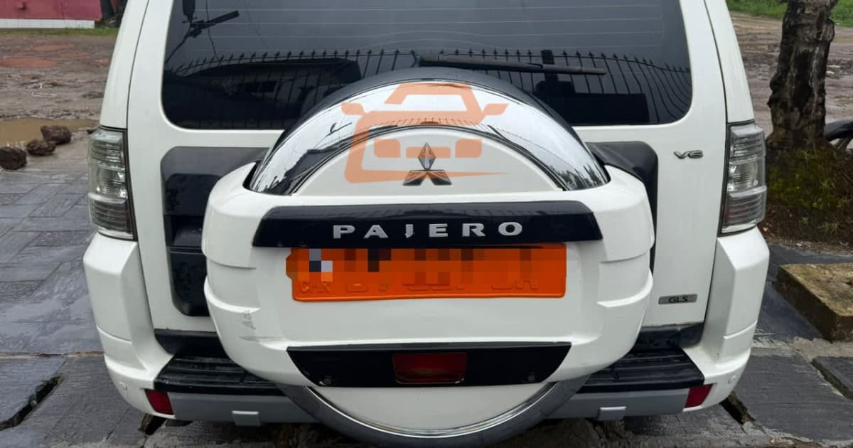 2015 Mitsubishi Pajero à Douala — photo 4/4