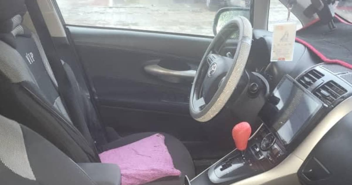 2005 Toyota Crown à Douala — photo 3/8