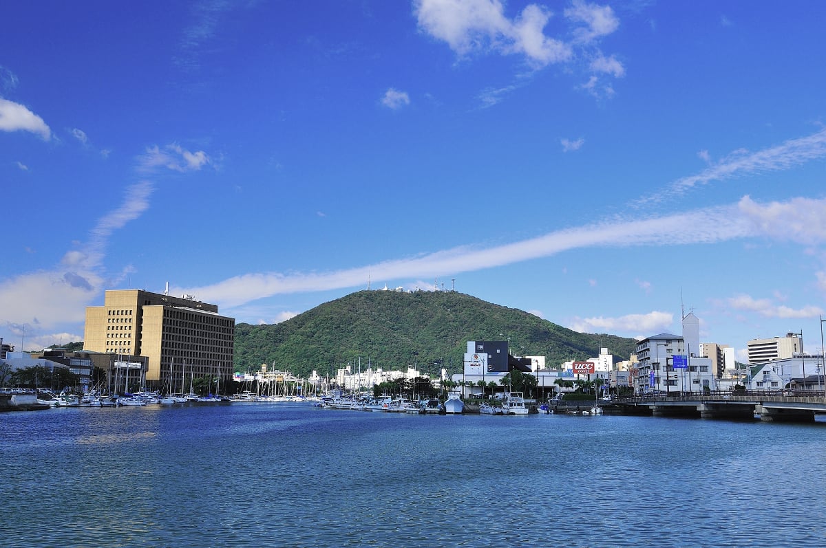 徳島市を象徴する山「眉山」 | 徳島駅前・徳島市周辺・鳴門 の観光情報は ai Tripper