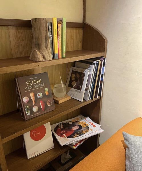 二階寝室の小部屋...
築50年のyueの秘密のお部屋.. 昔ながらの漆喰のまま...
ここで寝る前にお話ししたり...
お部屋にはベランダ用の椅子と机も準備しているので...
星空見ながら...乾杯しながら楽しんでいただくのも良いかと...