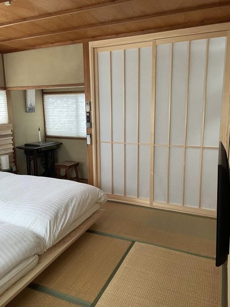 二階寝室
杉の香りで目を覚ます....
yueは徳島の職人さんの手仕事を各所に取り入れています。
yueだからできること..
yueがあるから徳島にまた行こう!
おかえりなさい! ようこそyueへ❤️
