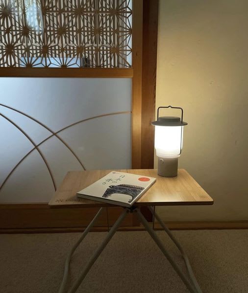 ライトで読書...
コーヒー入れてのんびりと過ごす時間..
漆喰の壁は暑さや寒さを和らげてくれるとっても良い空間です。