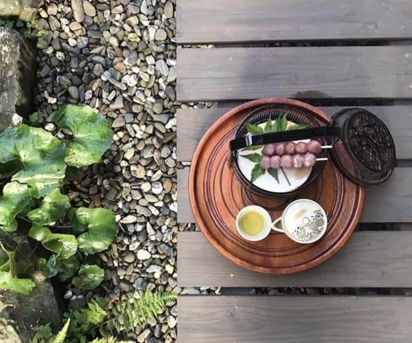 坪庭でほっこりお茶タイムはいかがですか?
和紅茶や、台湾茶、ほうじ茶などご用意しています