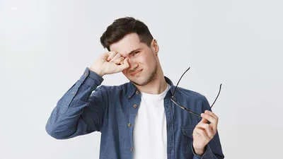 Why is the vision blurred in only one eye?