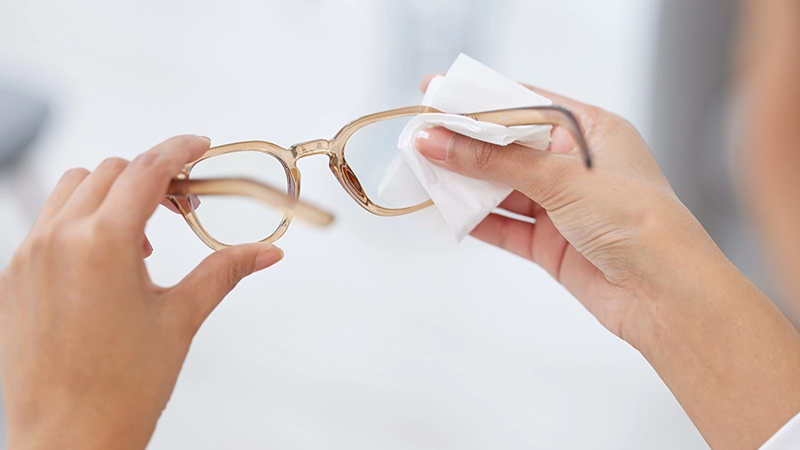 Keep Anti-Fog Cleaning Wipes Handy
