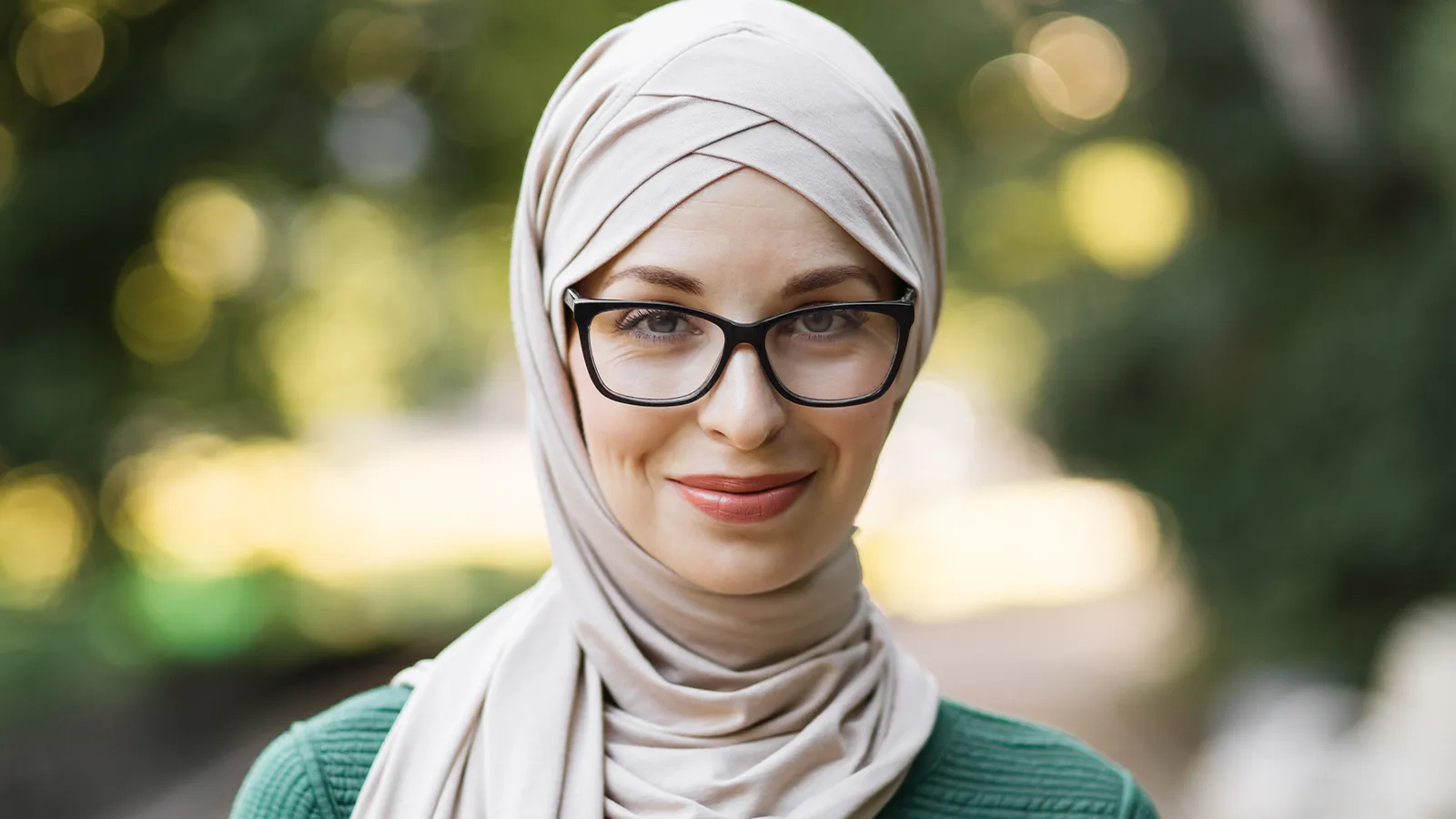 What Are the Right Eyeglass Materials to Go With a Hijab