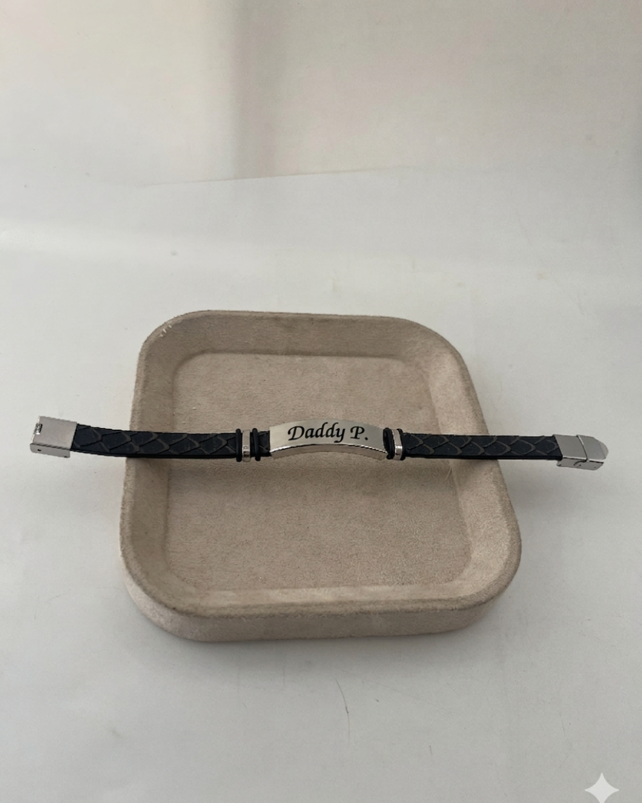 ENGRAVE BLACK AND GREY LEATHER BRACELETS