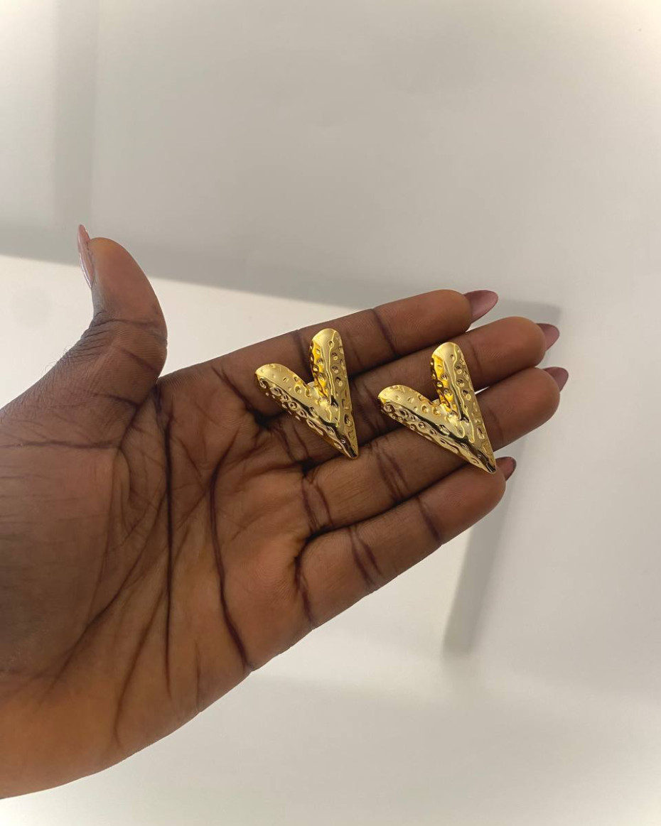 TEXTURED V EARRING