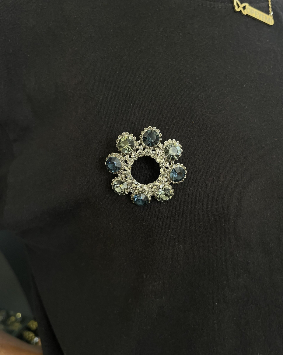 ROUND BLACK STONE BROOCH