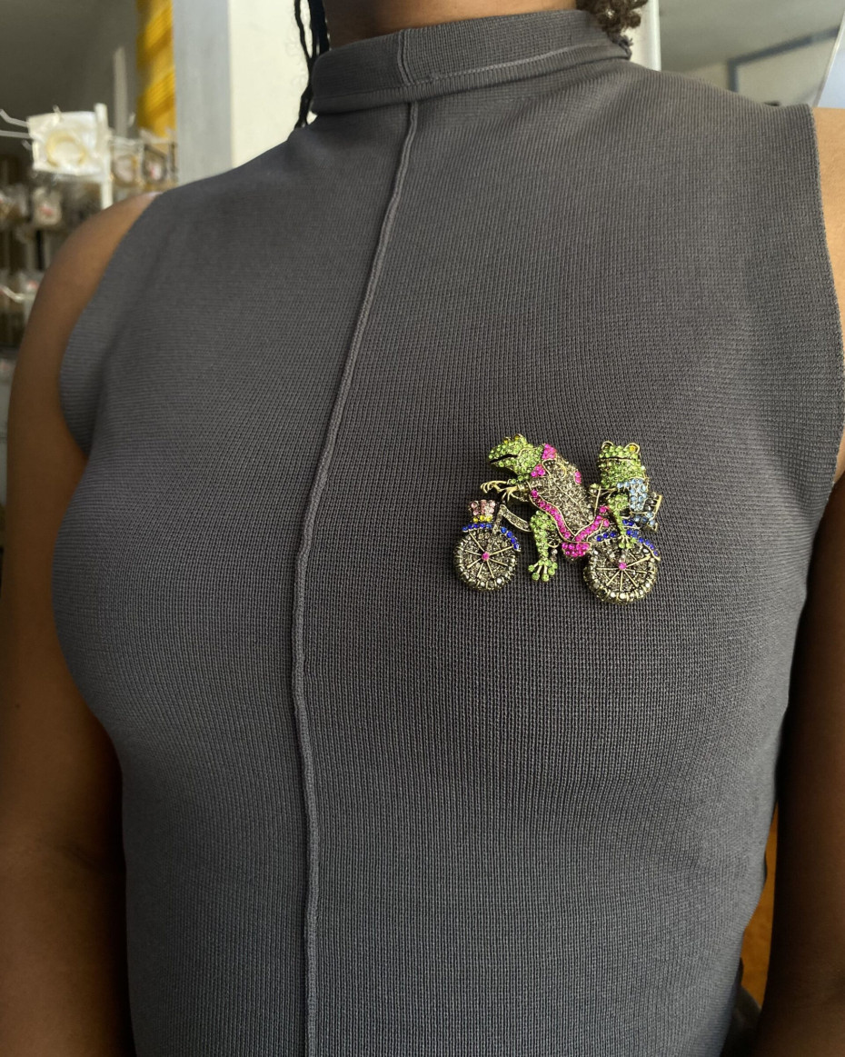 TOAD BROOCH BLUE