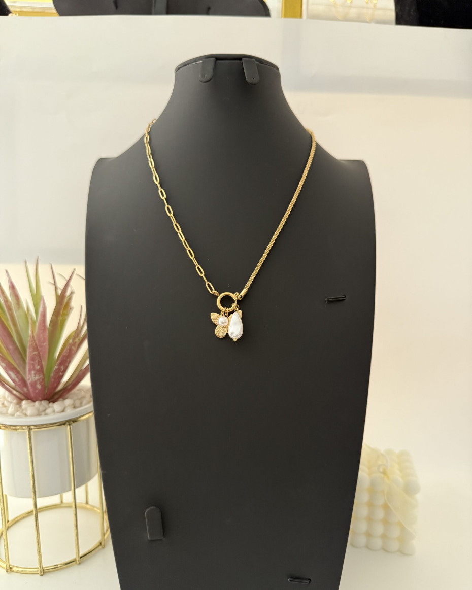 BUTTY PEARL CHARM NECKLACE