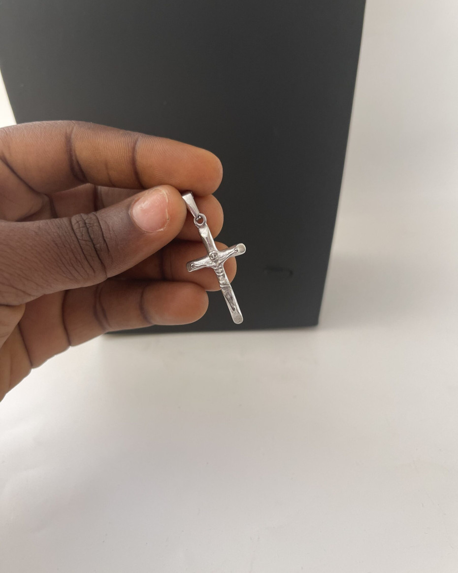 SILVER CRUCIFIX PENDANT