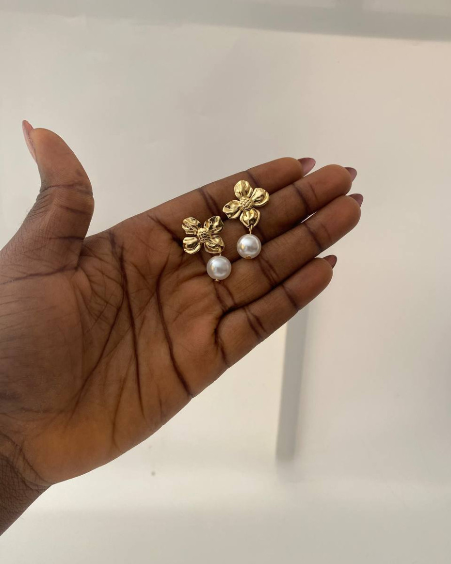 MINI PETAL PEARL EARRING