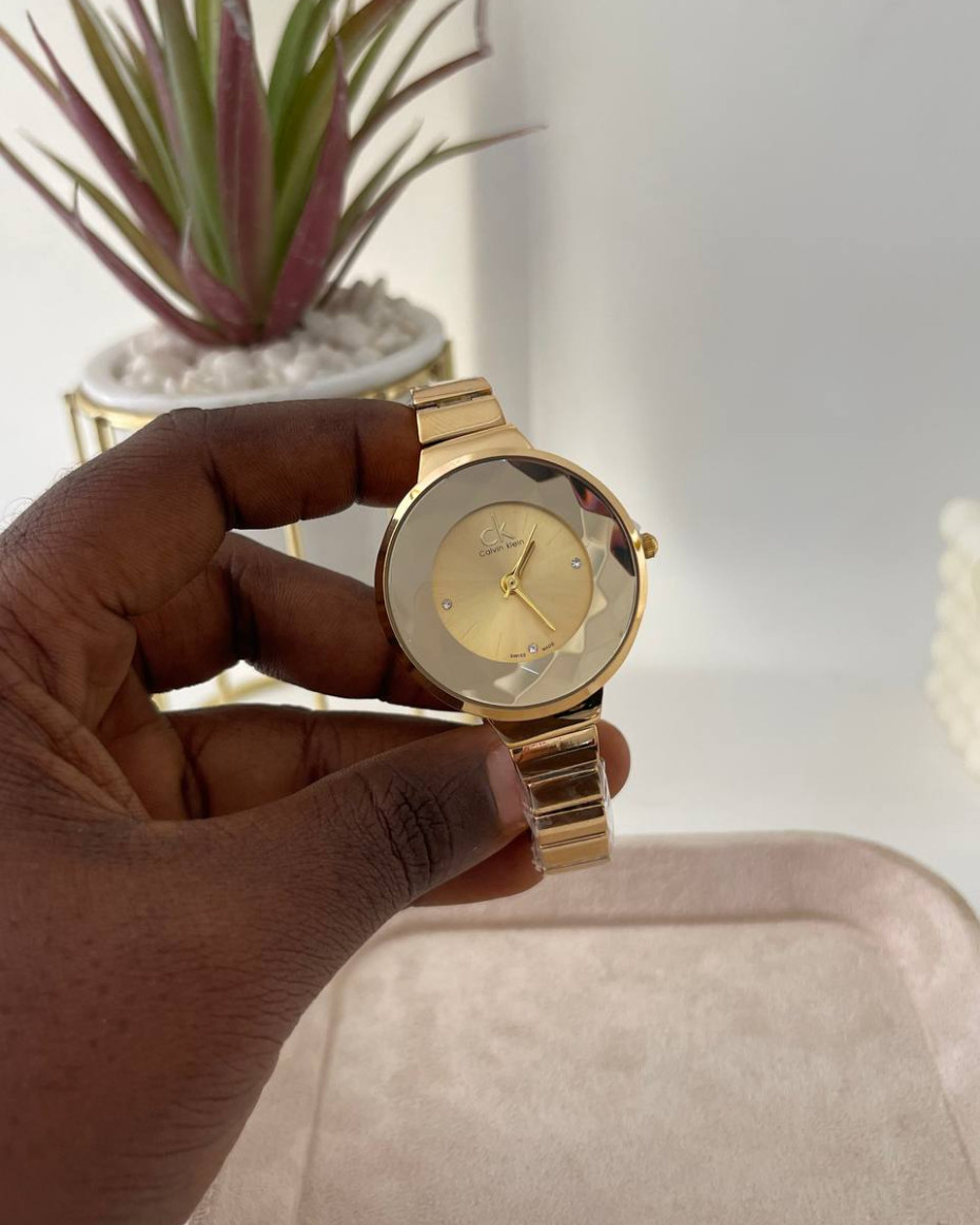 ROUND GOLD FACE WATCH