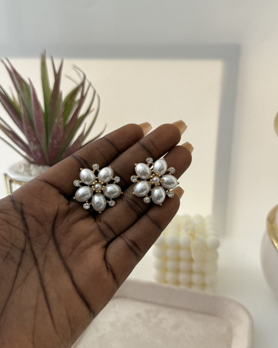 PEARL PETAL STUD EARRING
