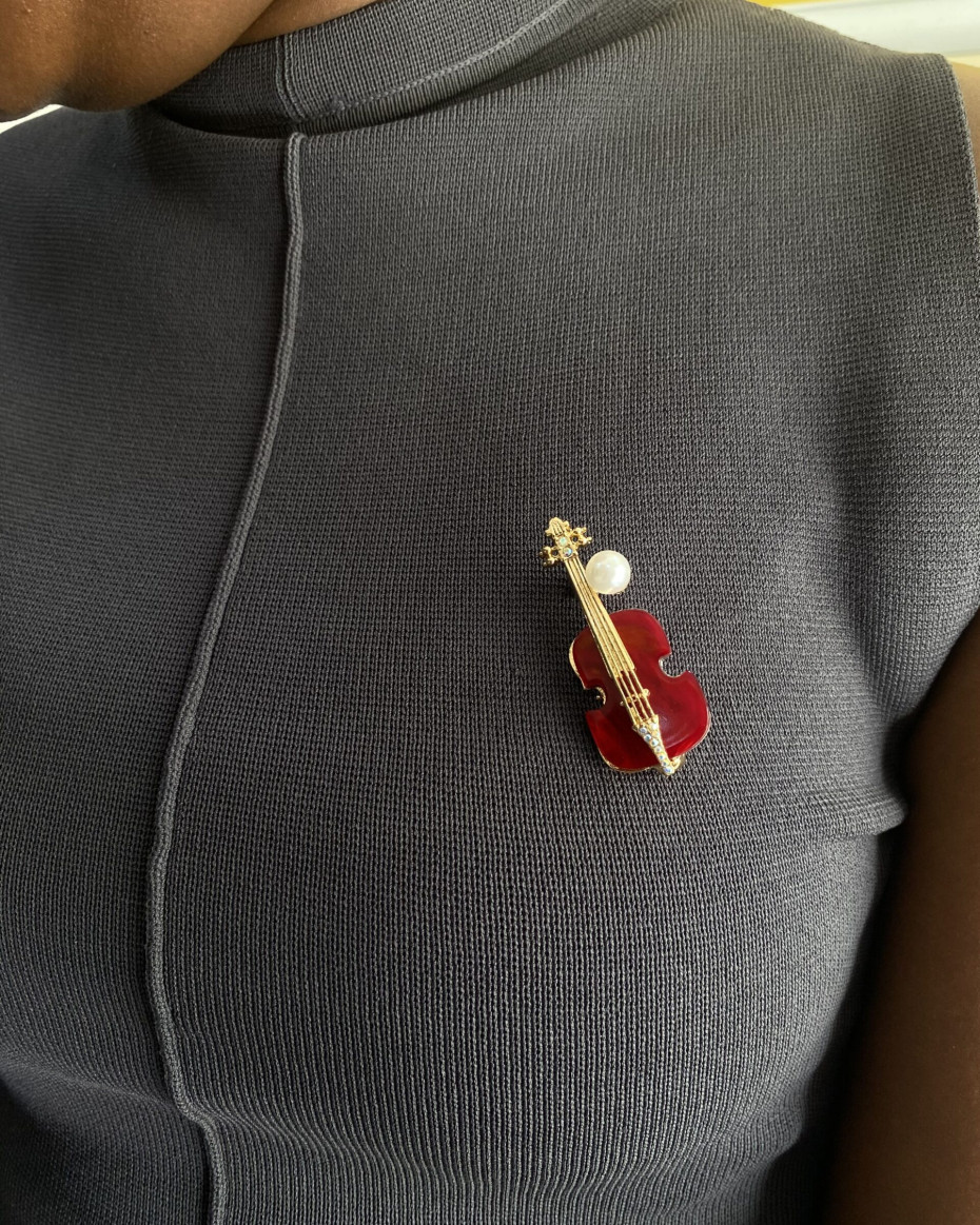 GUITER BROOCH