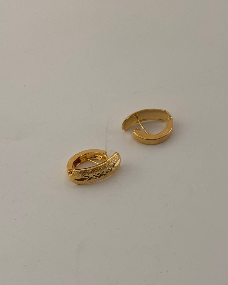 SLIM HUGGIE EARRING