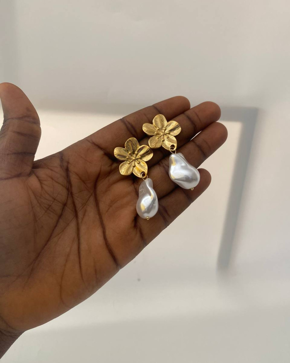 PETAL PEARL EARRING