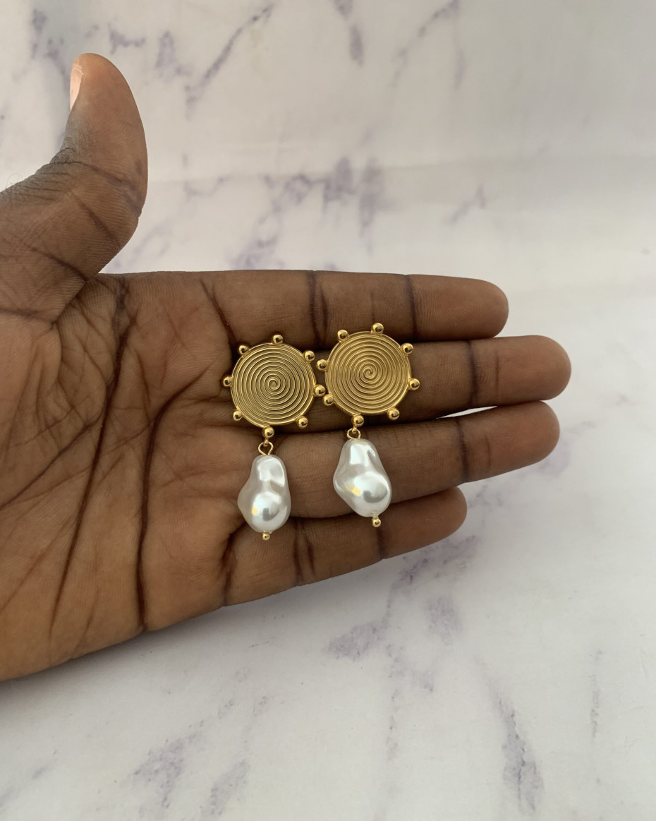 REMI PEARL EARRING