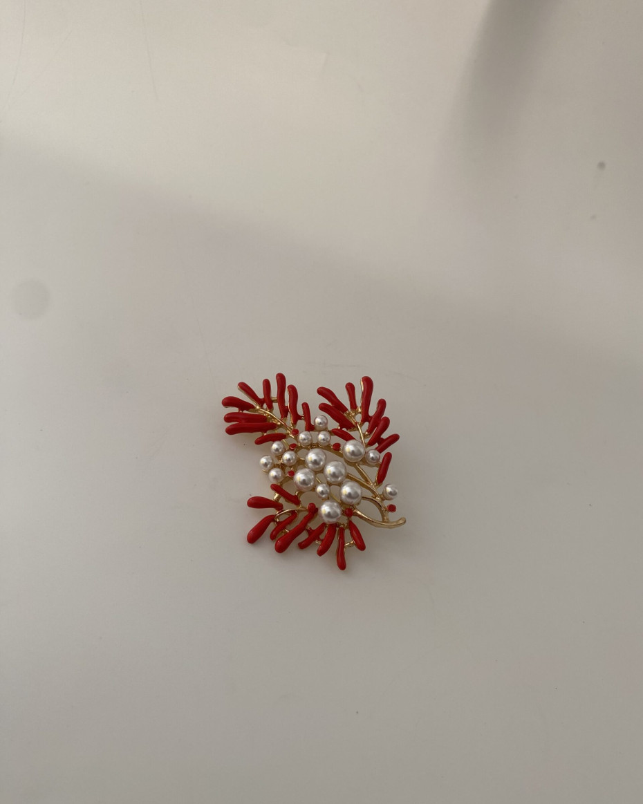 RED PEARLED BROOCH, photo 2