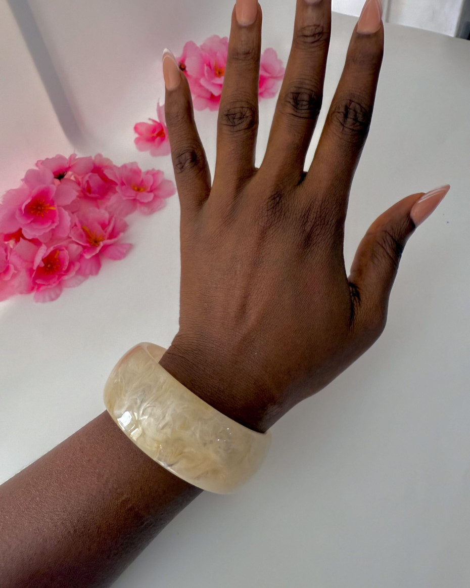 BOLD CREAM BANGLE