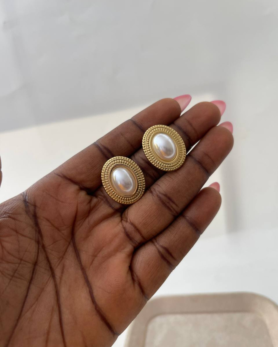 GOLDEN VENUS EARRING