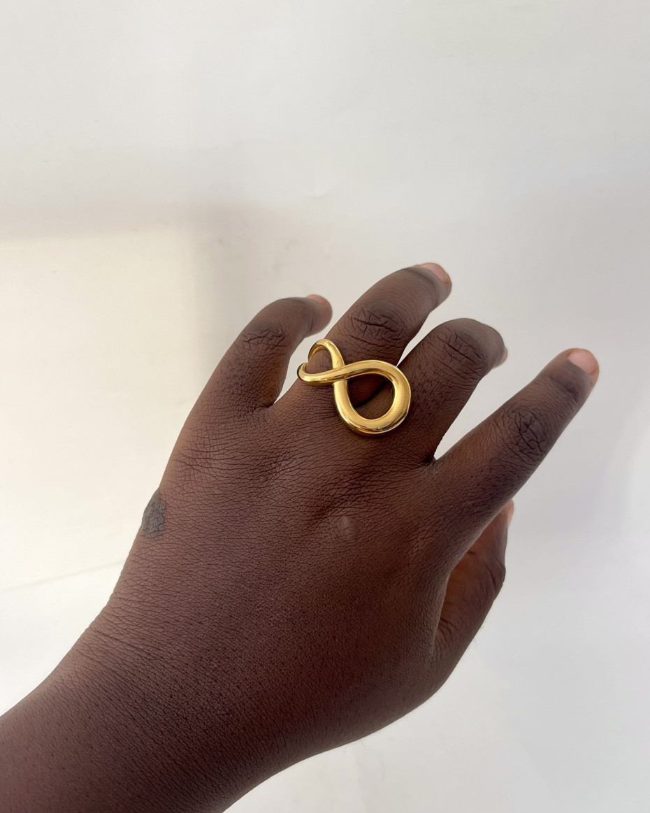 EIGHT ADJUSTABLE GOLD RING