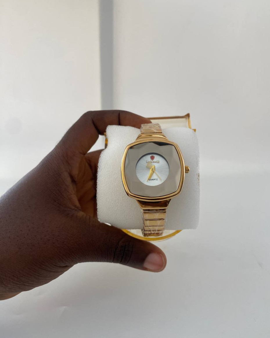 WRISTWATCH 105