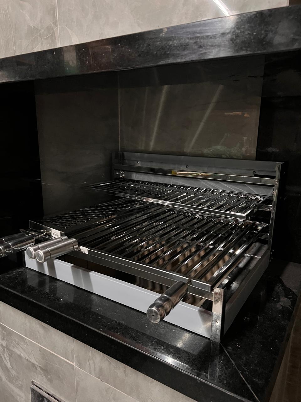 Churrasqueira de parrilla estilo argentino com grelha regulável