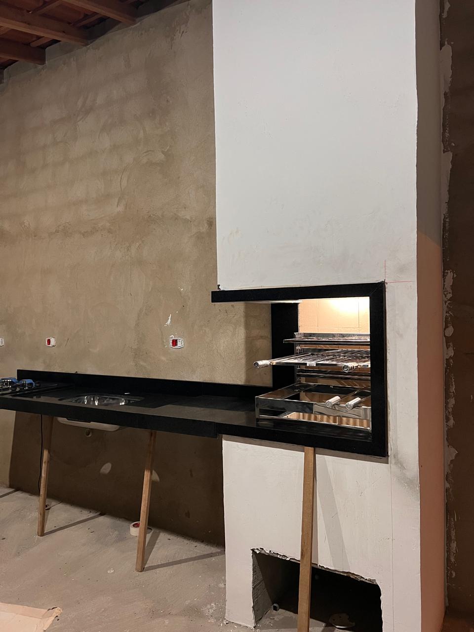 Churrasqueira de balanço com design flutuante e visual moderno