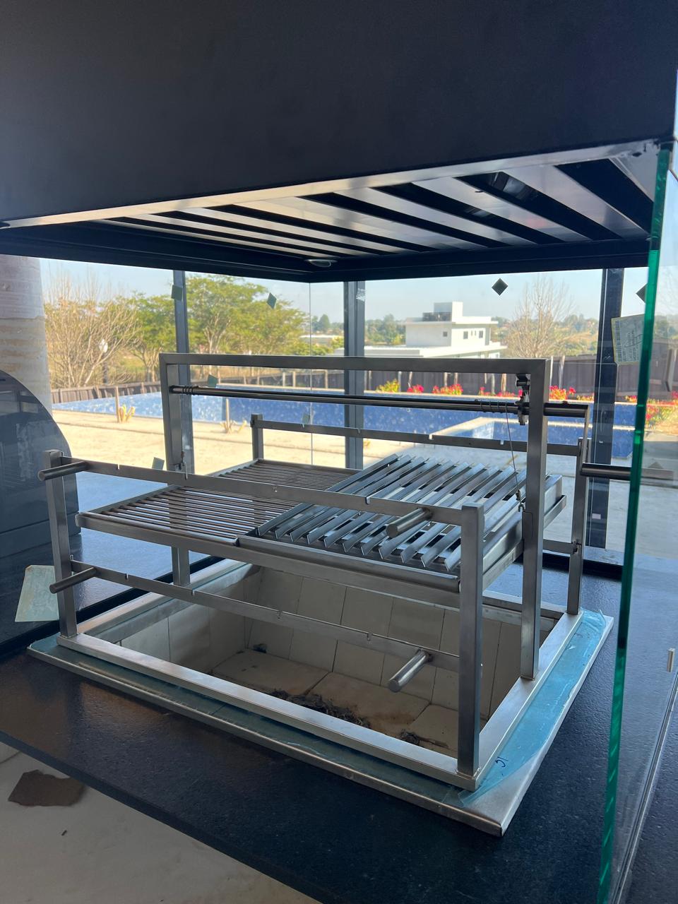Churrasqueira de inox e parrilla combinadas