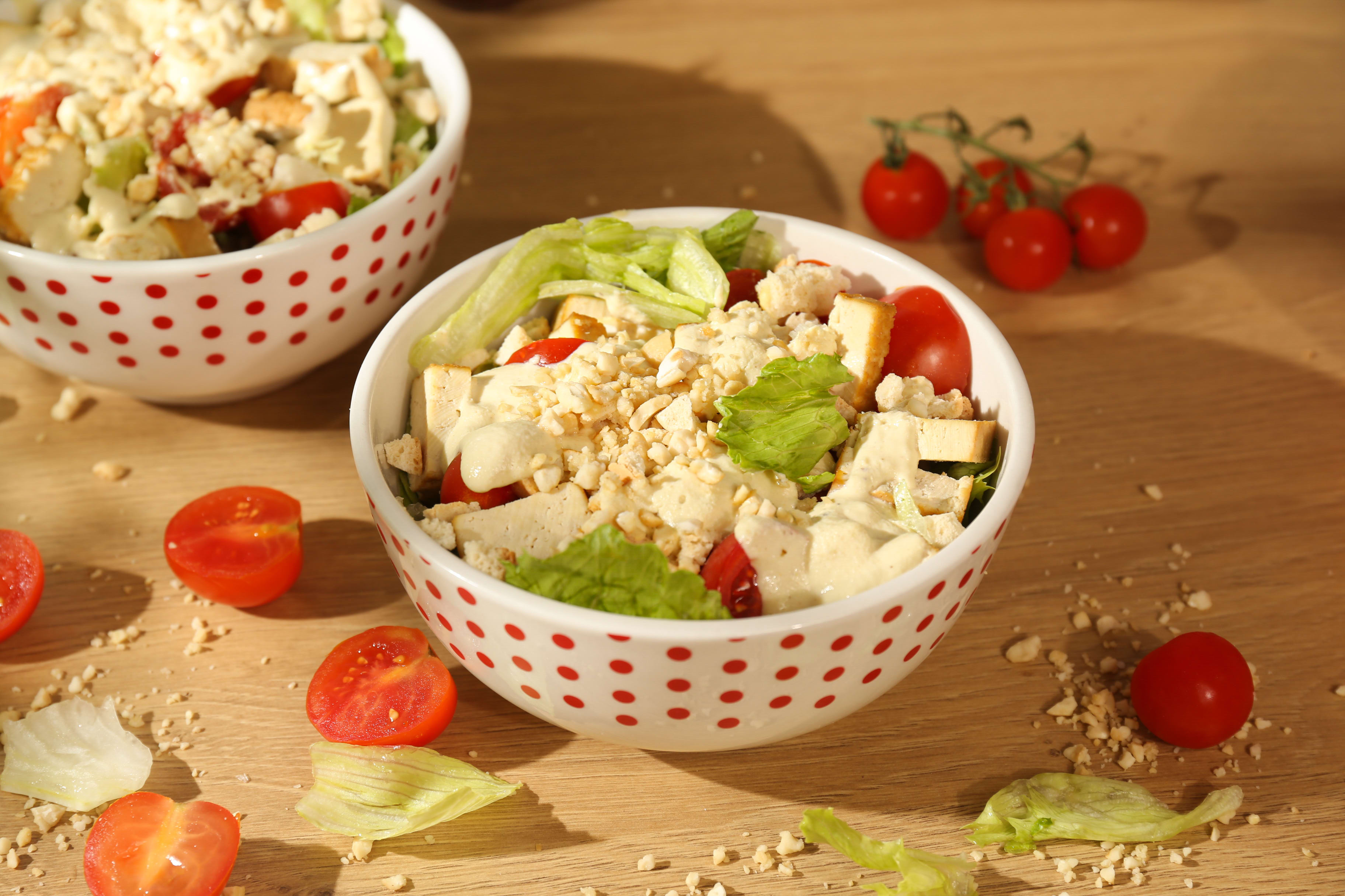 Veganska Cezar salata sa dimljenim tofuom