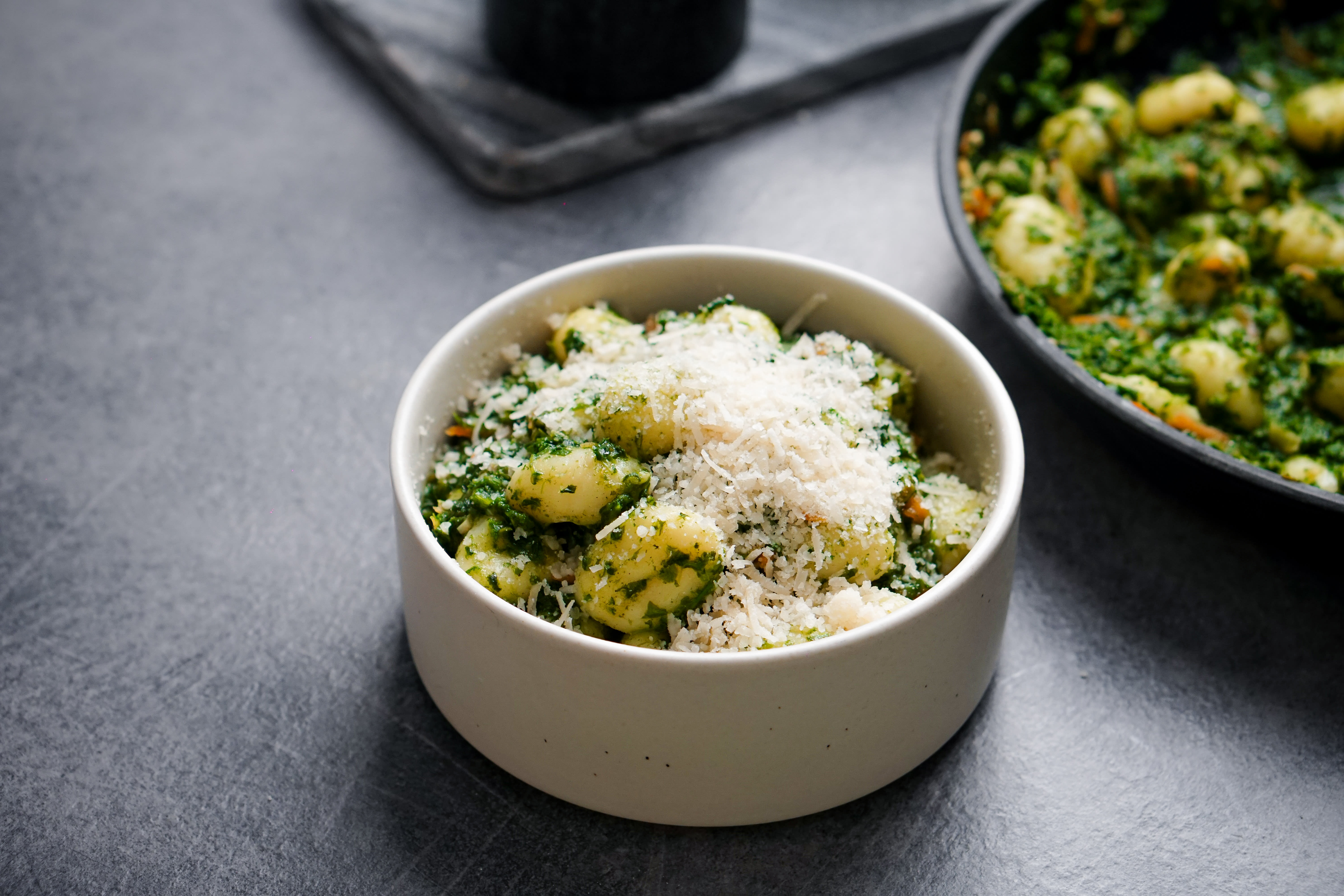 Njoke sa spanaćem i veganskim parmezanom