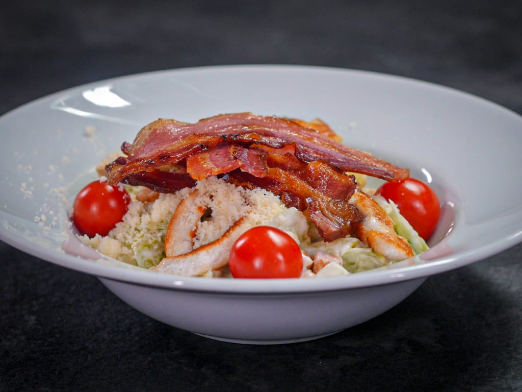 Cezar salata sa piletinom i pančetom